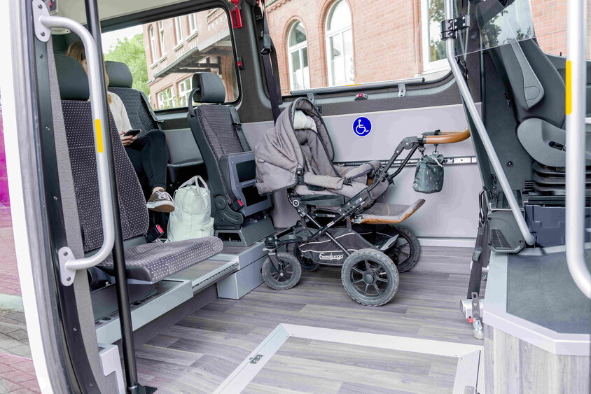 Auch ein Kinderwagen oder Rollstuhl haben Platz im flexo.