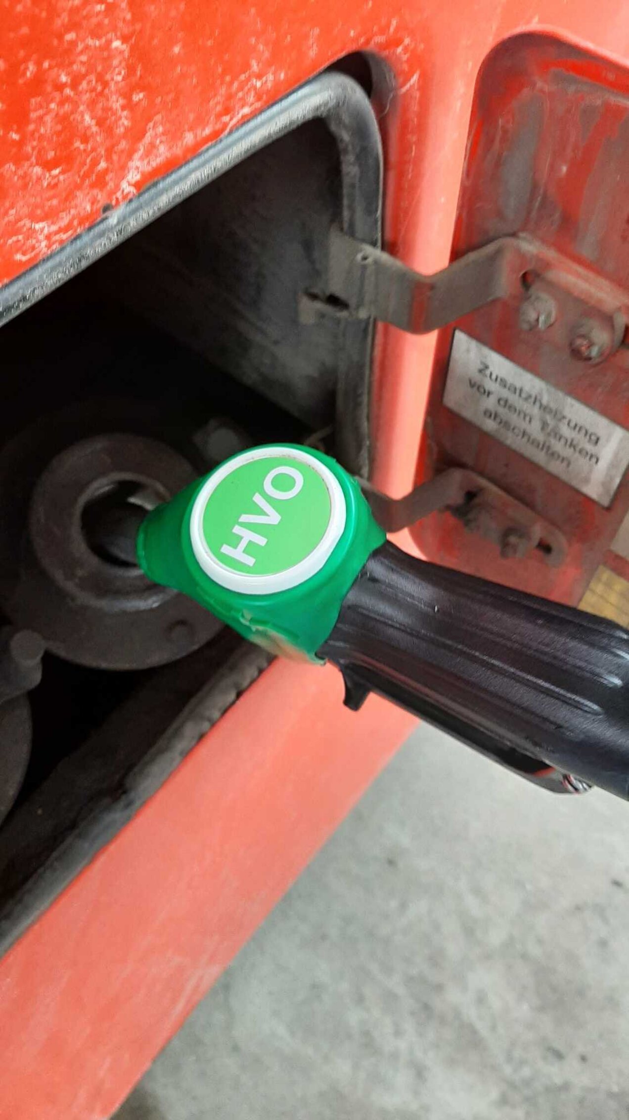 Auf dem Tankdeckel steht es drauf: HVO.