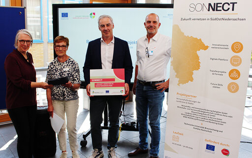 Gaben den Startschuss zum Innovations-Netzwerk SONNECT (von links): Ostfalia-Vizepr&auml;sidentin Prof. Dr. Ina Schiering, Astrid Paus vom Amt f&uuml;r regionale Landesentwicklung Braunschweig, Verbandsdirektor Ralf Sygusch vom Regionalverband Gro&szlig;raum Braunschweig und Kai Hillebrecht, Leiter des Wissens- und Technologietransfers der Ostfalia-Hochschule.  Pressefoto: Ostfalia/David Mache
