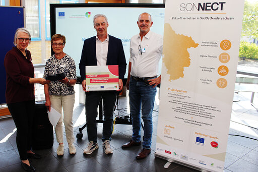 Gaben den Startschuss zum Innovations-Netzwerk SONNECT (von links): Ostfalia-Vizepr&auml;sidentin Prof. Dr. Ina Schiering, Astrid Paus vom Amt f&uuml;r regionale Landesentwicklung Braunschweig, Verbandsdirektor Ralf Sygusch vom Regionalverband Gro&szlig;raum Braunschweig und Kai Hillebrecht, Leiter des Wissens- und Technologietransfers der Ostfalia-Hochschule.  Pressefoto: Ostfalia/David Mache
