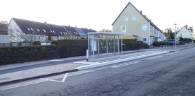 Eine barrierefreie Bushaltestelle in Wolfsburg