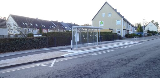Eine barrierefreie Bushaltestelle in Wolfsburg