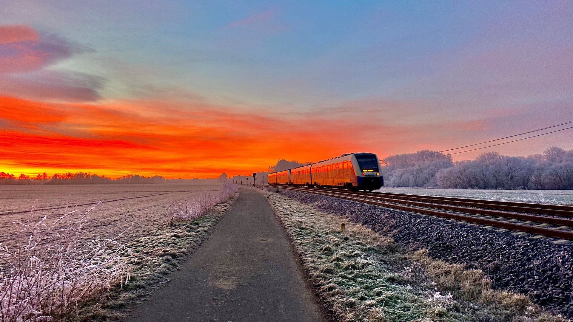 enno Zug im Sonnenuntergang im Winter.