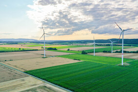Windräder auf einem Feld