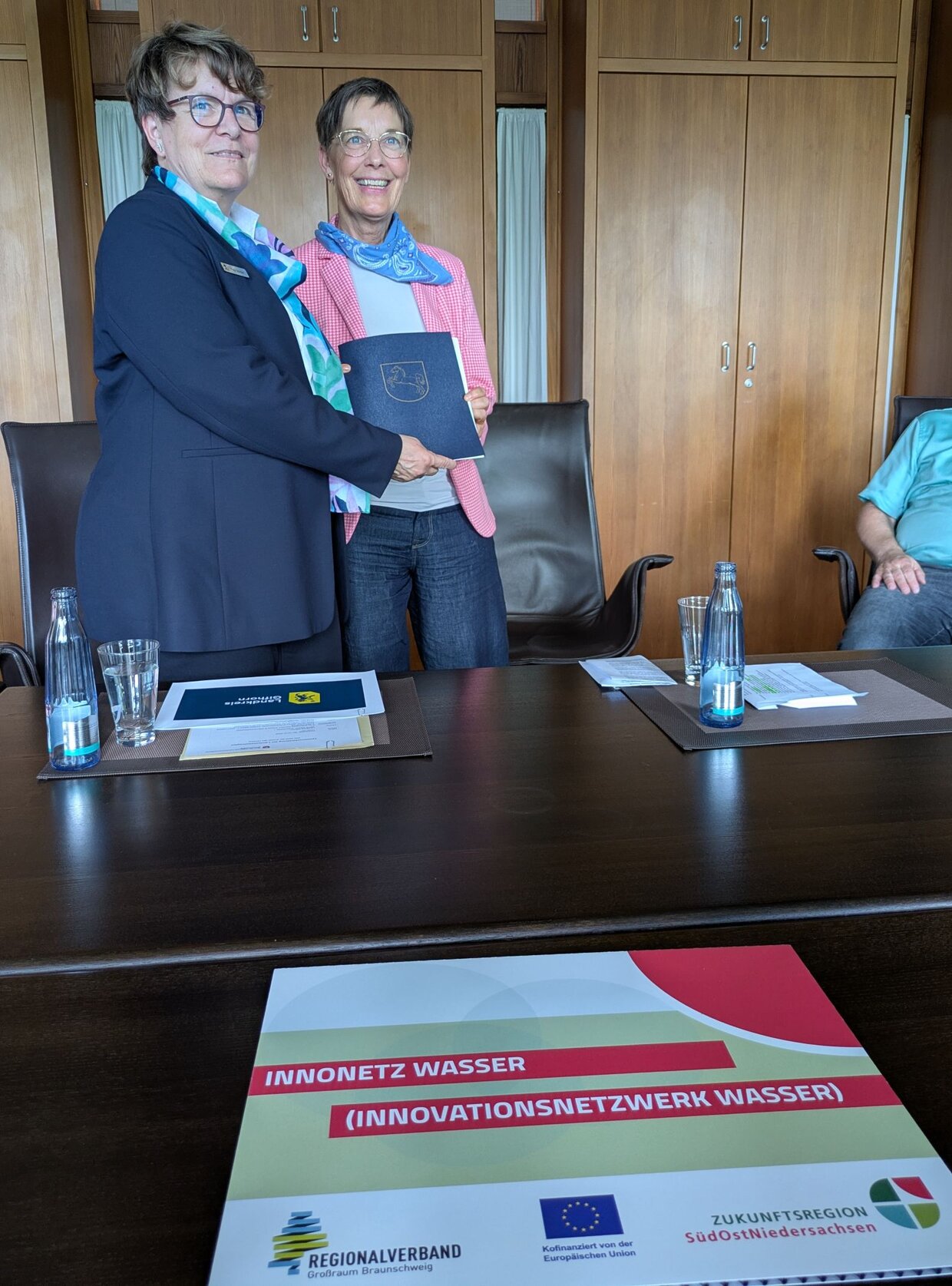 Dr. Ulrike Witt (rechts), Landesbeauftragte f&uuml;r regionale Landesentwicklung Braunschweig, &uuml;berreichte den F&ouml;rderbescheid an Ute Spieler, Kreisr&auml;tin und Umweltdezernentin des Landkreises Gifhorn.