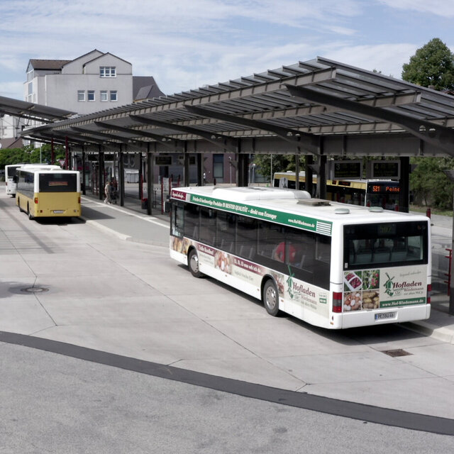 Busse an der Haltestelle Peine Bahnhof