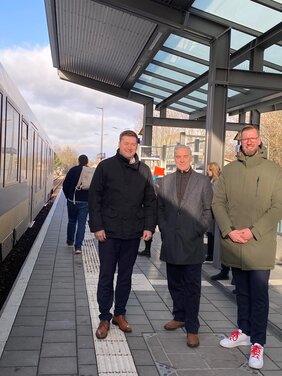 Der Bahnsteig in Braunschweig-Gliesmarode hat jetzt ein Dach. Darüber freuen sich (v.l.) Oberbürgermeister Dr. Thorsten Kornblum, Verbandsdirektor Ralf Sygusch und Bahnhofsmanager Tobias Festerling.
