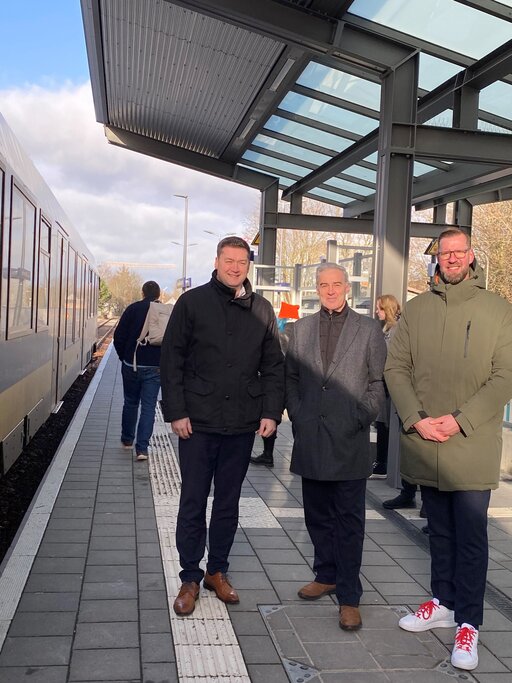 Der Bahnsteig in Braunschweig-Gliesmarode hat jetzt ein Dach. Darüber freuen sich (v.l.) Oberbürgermeister Dr. Thorsten Kornblum, Verbandsdirektor Ralf Sygusch und Bahnhofsmanager Tobias Festerling. 