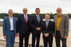 Abend der Region 2026 Im Dialog am Wolfsburger Allersee, v.l.: Ralf Sygusch, Verbandsdirektor Regionalverband Großraum Braunschweig; Matthias Wunderling-Weilbier, Staatssekretär im Nds. Ministerium für Wirtschaft, Verkehr und Bauen; Olaf Lies, Nds. Ministerpräsident; Gerald Heere, Nds. Finanzminister; Detlef Tanke, Verbandsvorsitzender Regionalverband Großraum Braunschweig