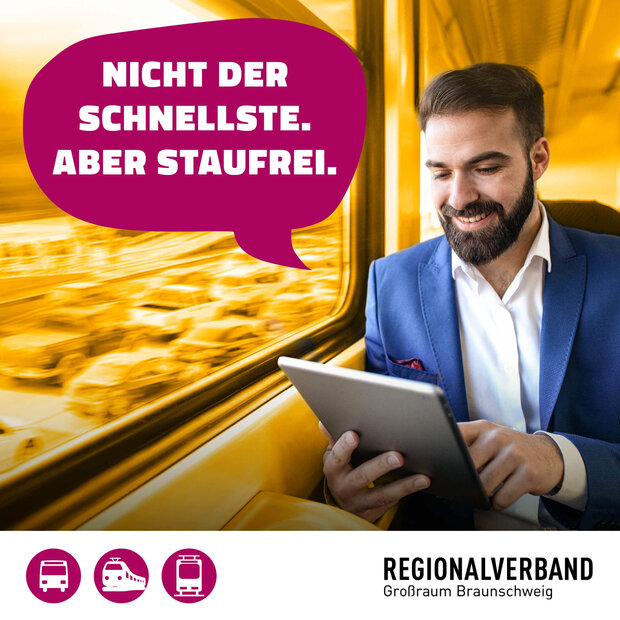 Ein Mann sitzt mit einem Laptop im Zug. Dazu der Text "Nicht der Schnellste. Aber staufrei."