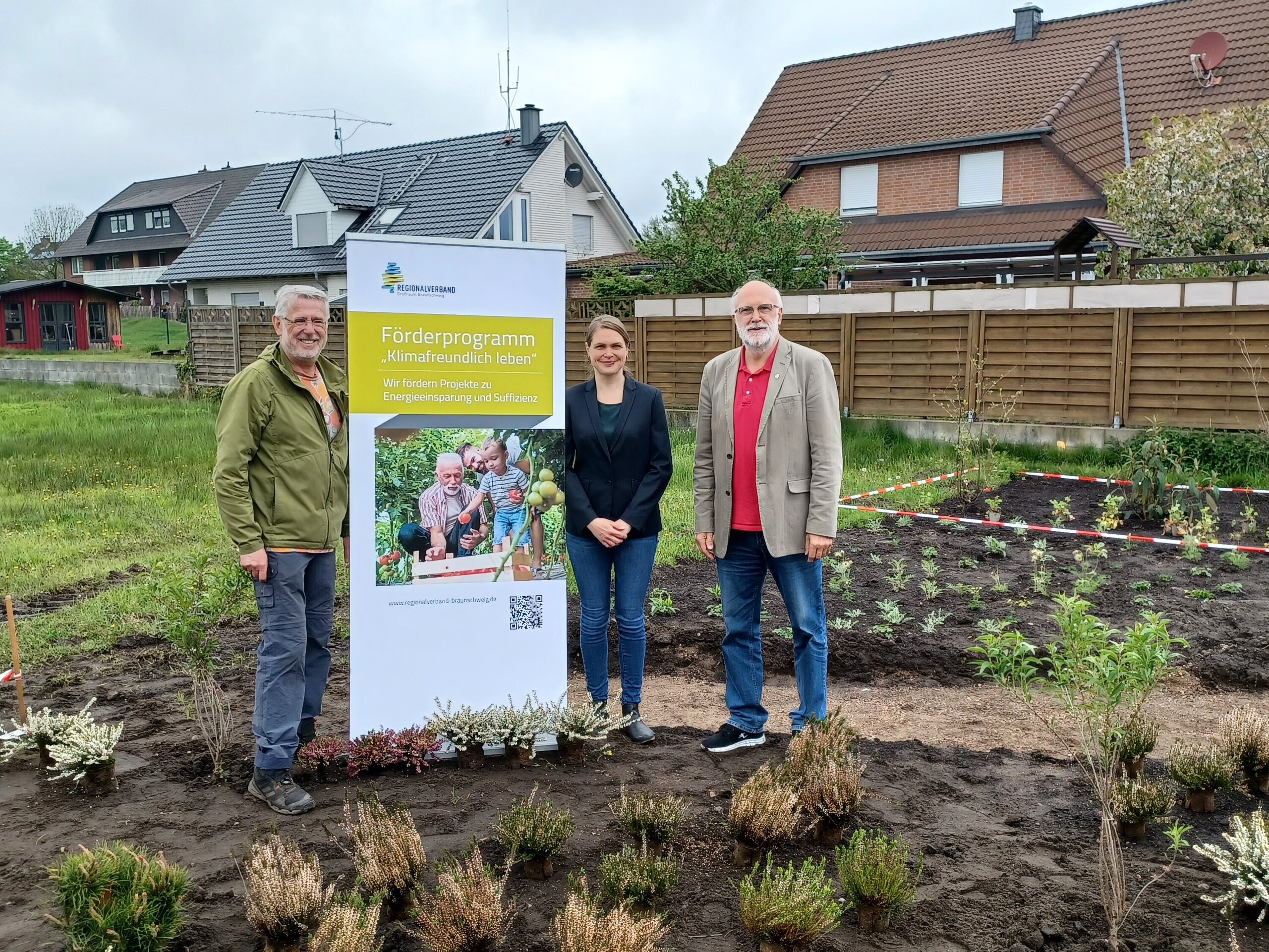 Die Gemeinde Wahrenholz hat Workshops angeboten, in denen Interessierten gezeigt wird, wie aus Schottergärten klima- und insektenfreundliche Gärten entstehen können, die gleichzeitig pflegeleicht und attraktiv gestaltet werden.