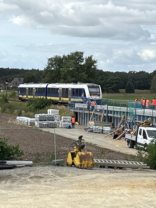 Der Bau des neuen Bahnhalts liegt im Zeitplan. Ab Dezember halten in Isenb&uuml;ttel erixx-Z&uuml;ge. Foto: Regionalverband