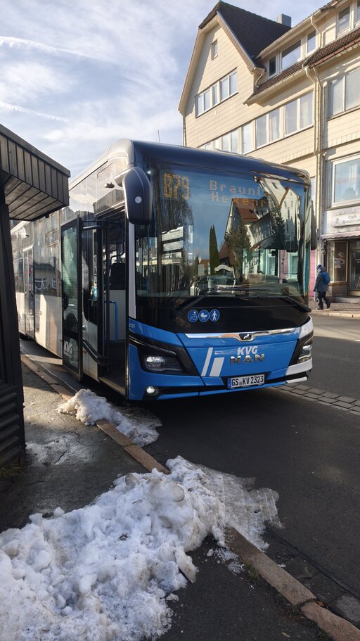 Der Skibus an einer Haltestelle in der Stadt.