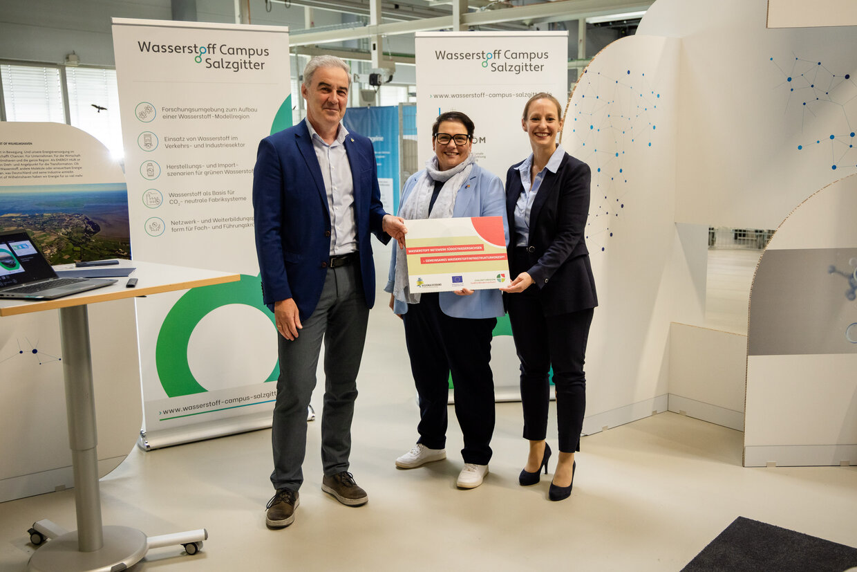 Bescheid&uuml;bergabe Projekt &bdquo;Wasserstoffnetzwerk S&uuml;dOstNiedersachsen&ldquo;. V.l.: Ralf Sygusch, Regionalverband Gro&szlig;raum Braunschweig; Melanie Walter, Ministerin f&uuml;r Europa und Regionale Landesentwicklung; Prof.-Dr.-Ing. Sabrina Zellmer, TU-Braunschweig