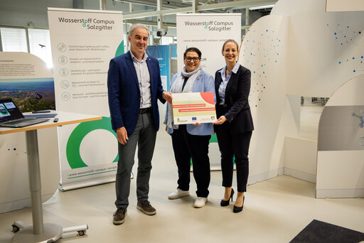 Bescheid&uuml;bergabe Projekt &bdquo;Wasserstoffnetzwerk S&uuml;dOstNiedersachsen&ldquo;. V.l.: Ralf Sygusch, Regionalverband Gro&szlig;raum Braunschweig; Melanie Walter, Ministerin f&uuml;r Europa und Regionale Landesentwicklung; Prof.-Dr.-Ing. Sabrina Zellmer, TU-Braunschweig