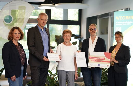 Astrid Paus vom Amt f&uuml;r regionale Landesentwicklung &uuml;bergibt den Zuwendungsbescheid an die Projektpartner.   Von Links nach r.: Heide Gli&szlig;, Dr. Claudius Schiller, Astrid Paus, Astrid Bl&uuml;mel und Sandra Lindemann