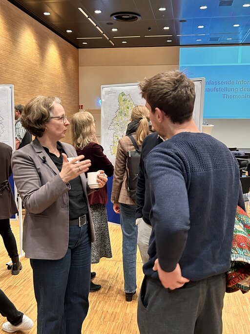 Anna Weyde, Erste Verbandsrätin, im Gespräch bei einer Infoveranstaltung zur Neuaufstellung des RROPs.