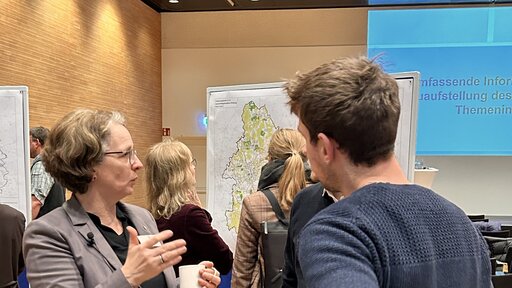 Anna Weyde, Erste Verbandsrätin, im Gespräch bei einer Infoveranstaltung zur Neuaufstellung des RROPs.