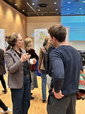 Anna Weyde, Erste Verbandsrätin, im Gespräch bei einer Infoveranstaltung zur Neuaufstellung des RROPs.