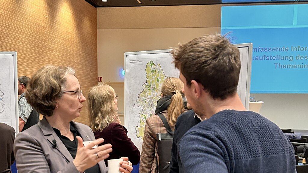 Anna Weyde, Erste Verbandsrätin, im Gespräch bei einer Infoveranstaltung zur Neuaufstellung des RROPs.