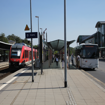 Rendezvous-Bahnhof in Wolfenb&uuml;ttel. Umstieg von Zug zu Bus.