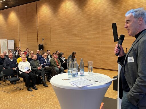 Verbandsdirektor Ralf Sygusch begrüßt die Teilnehmenden.