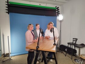 Anika Wagemester, Sabrina Dünschede und Kristin Kunath bei der Auszeichnung eines Podcasts