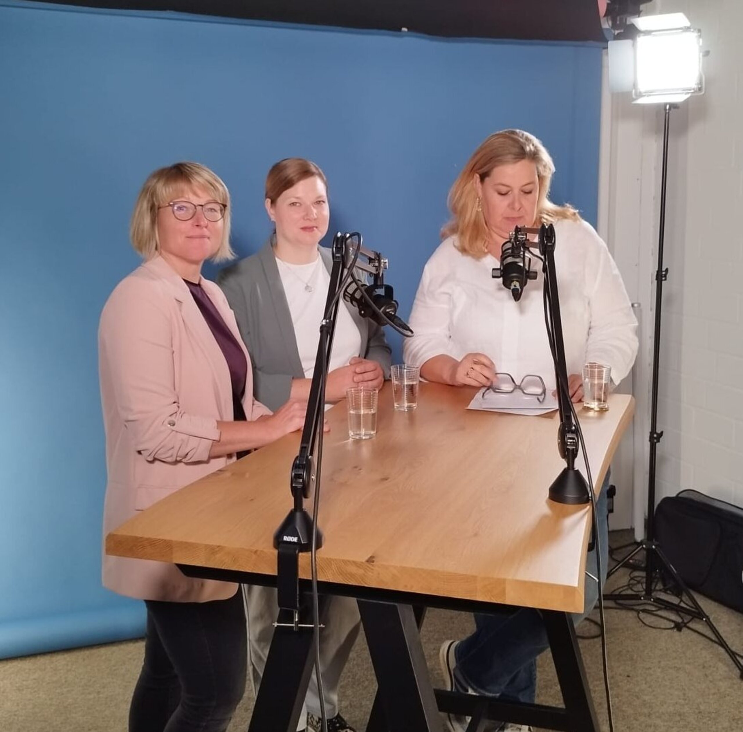 Anika Wagemester, Sabrina Dünschede und Kristin Kunath bei der Auszeichnung eines Podcasts