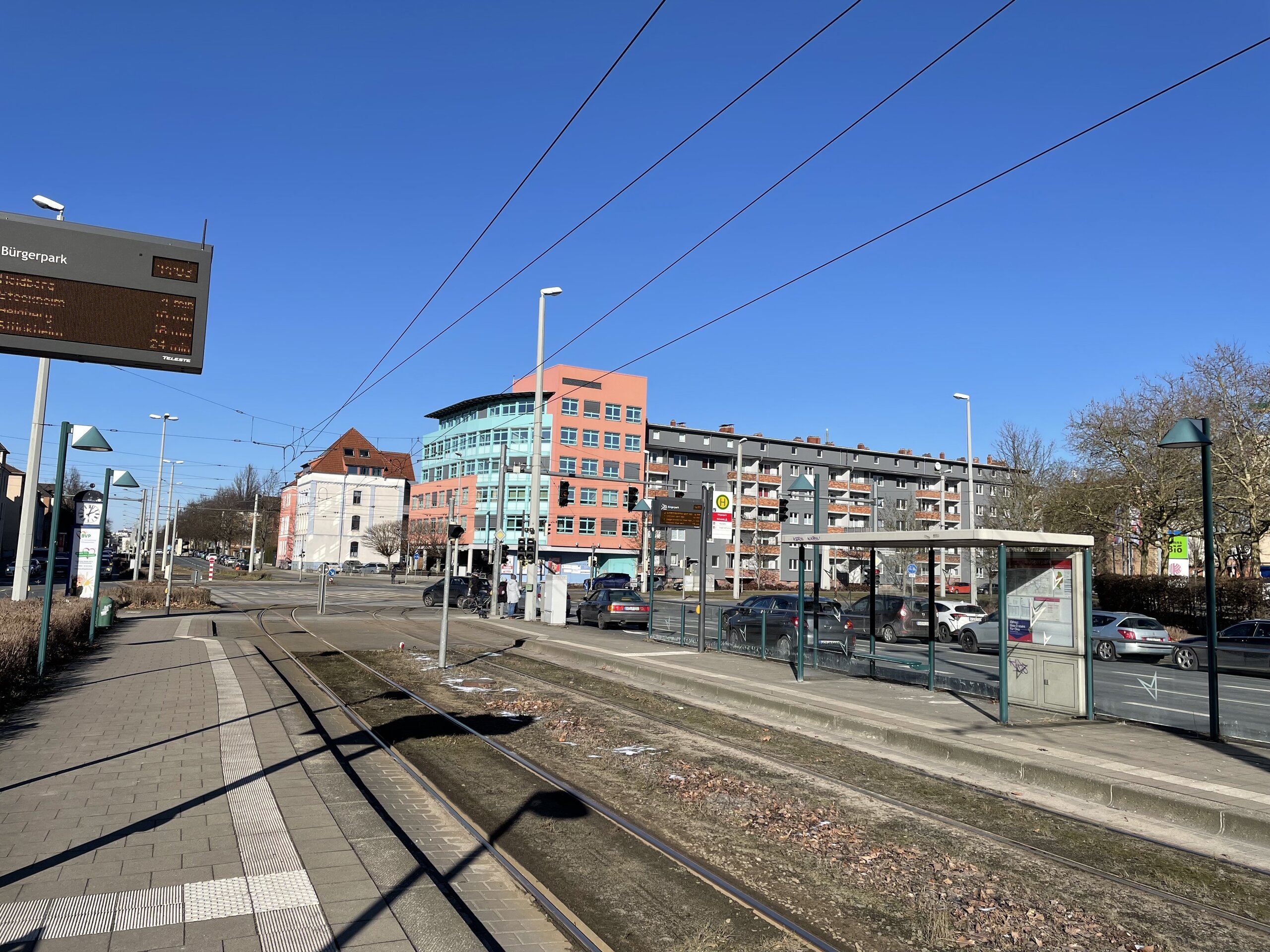 Barrierefreie Stadtbahn-Haltestelle mit DFI-Anzeiger.