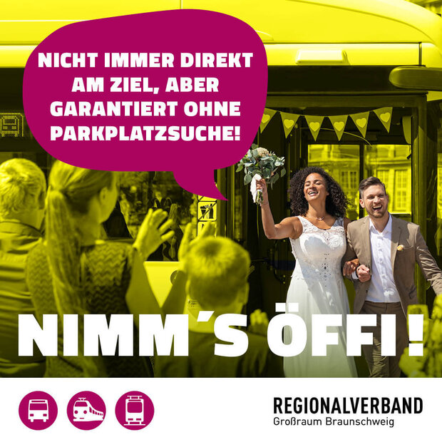 Ein Hochzeitspaar steigt aus einem Bus aus. Dazu der Text "Nicht immer direkt am Ziel, aber garantiert ohne Parkplatzsuche."