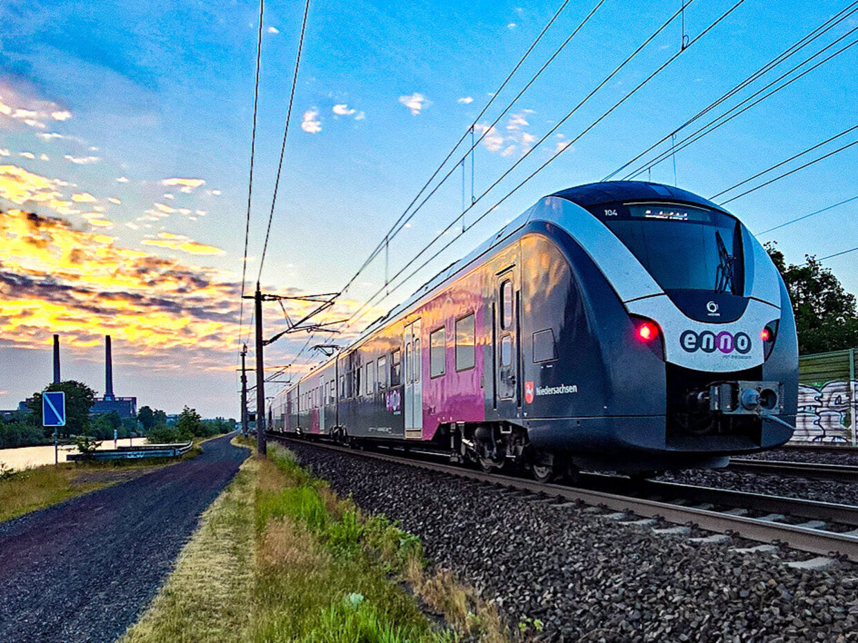 Ein enno Zug bei Sonnenaufgang in Wolfsburg