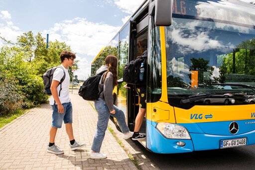 Junge Menschen nutzen den ÖPNV