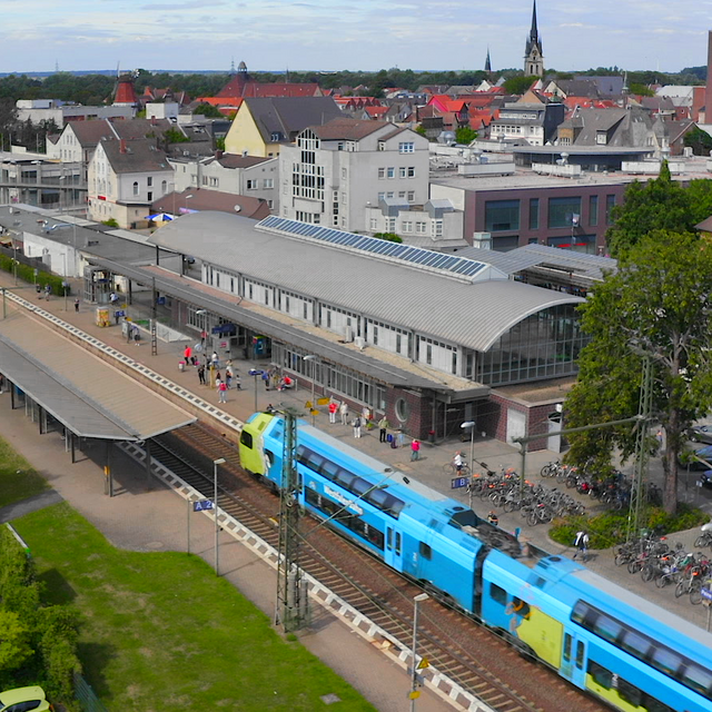 Ein Zug der Westfalenbahn steht am Bahnhof in Peine.