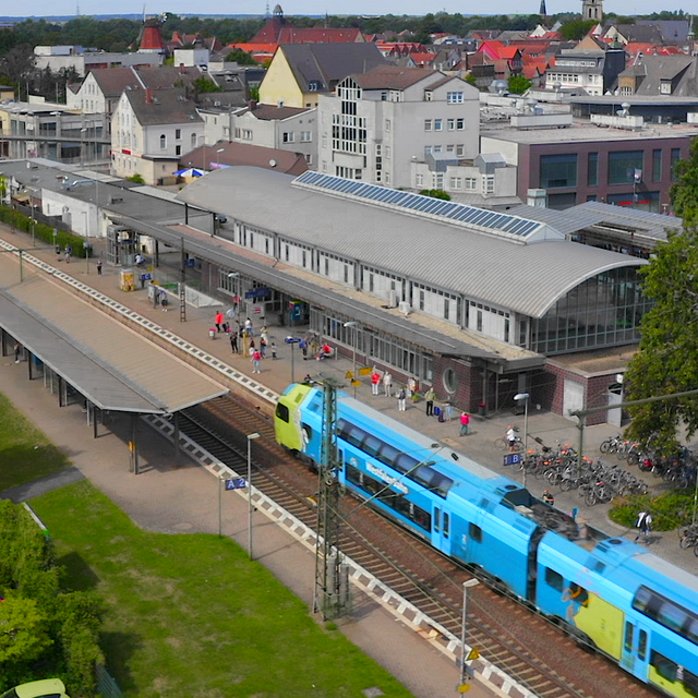 Ein Zug der Westfalenbahn steht am Bahnhof in Peine.