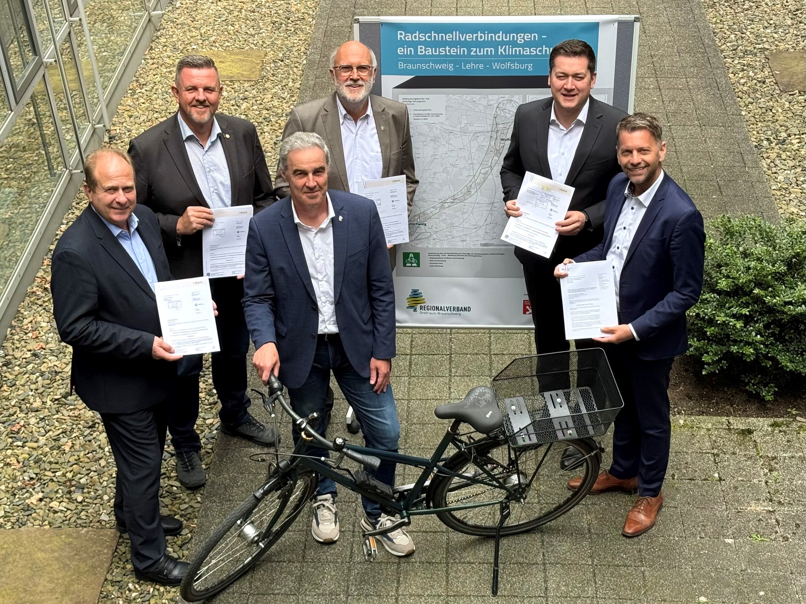 Freuen sich über die Förderscheide für die Radschnellverbindung Braunschweig – Lehre – Wolfsburg: (v.l.) Gerhard Radeck, Landrat Helmstedt, Andreas Busch, Bürgermeister Lehre, Verbandsdirektor Ralf Sygusch, Verbandsvorsitzender Detlef Tanke, Dr. Thorsten Kornblum, Oberbürgermeister Braunschweig und Dennis Weilmann, Oberbürgermeister Wolfsburg.