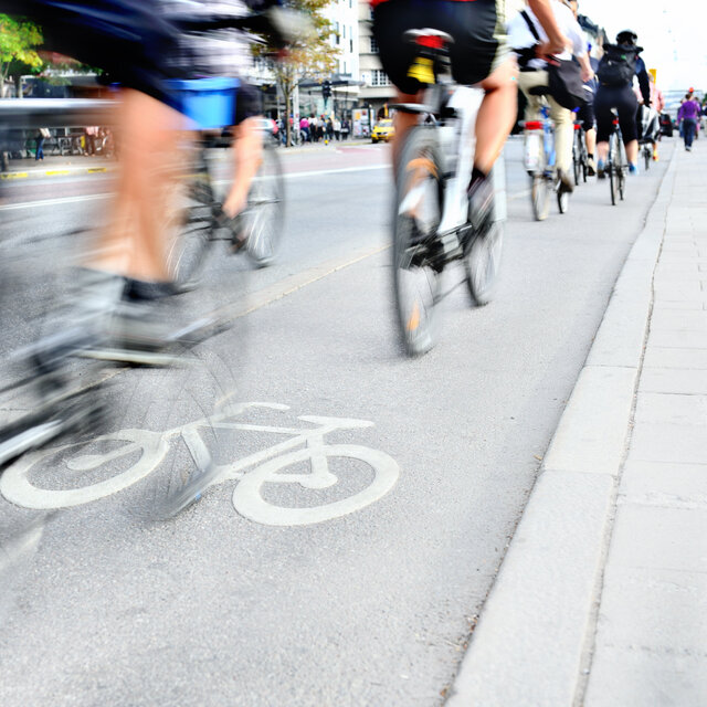 Radelnde auf einem Radweg.