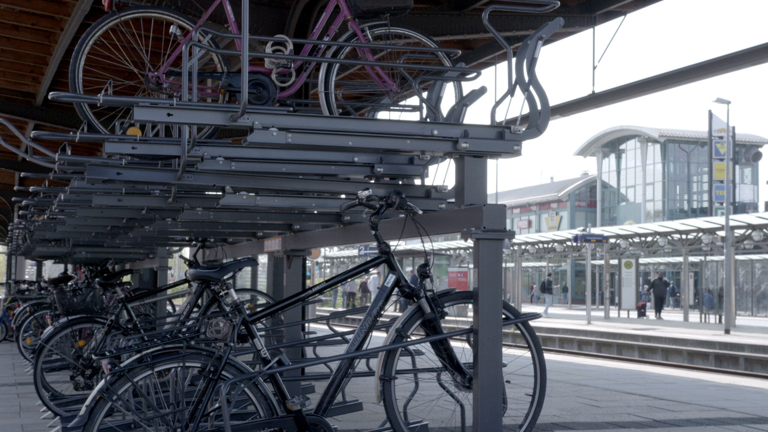 Am Bahnhof in Wolfenbüttel können Räder gut uns sicher abgestellt werden.
