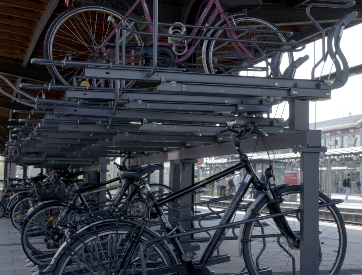 Am Bahnhof in Wolfenbüttel können Räder gut uns sicher abgestellt werden.