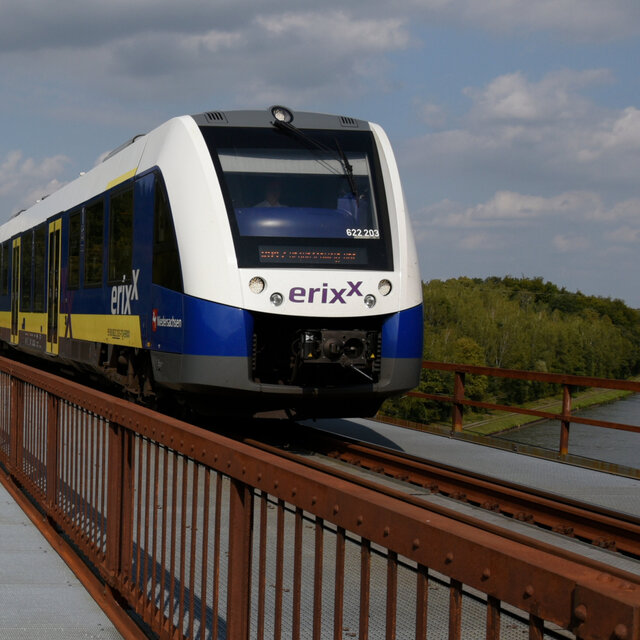 Ein erixx auf der Stracke RB47 überquert den Mittellandkanal.