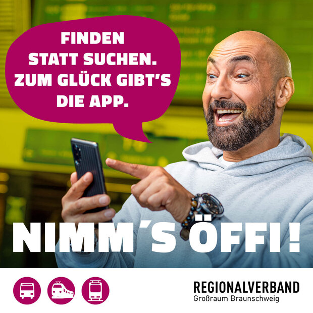 Ein Mann schaut auf sein Smartphone im Bahnhof. Dazu der Text "Finden statt suchen. Zum Glück gibt's die App."