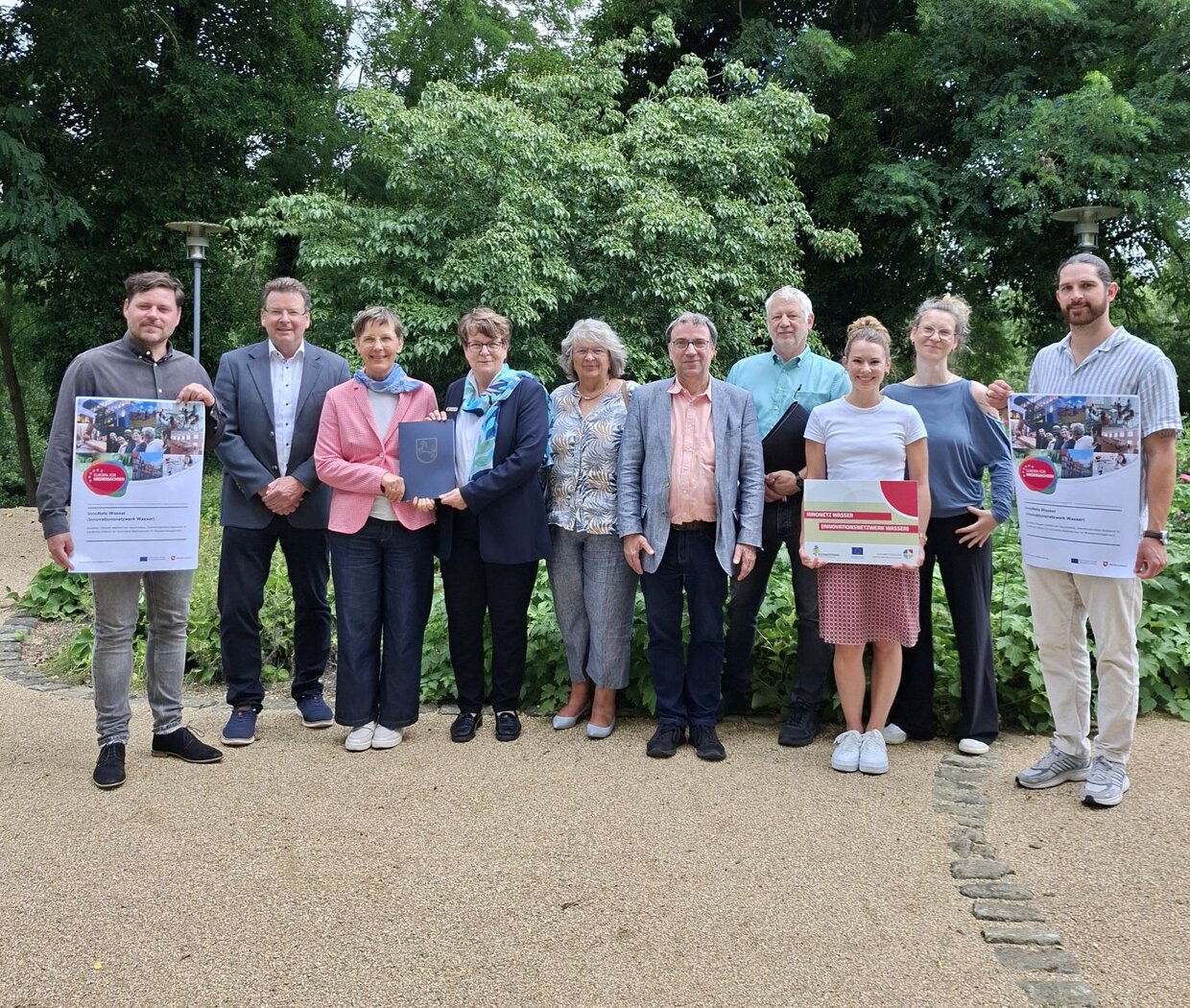 Die Projektbeteiligten (von links) bei der &Uuml;bergabe des F&ouml;rderbescheids: S&ouml;ren Brose aus der Abteilung Natur- und Landschaftsschutz des Landkreises Gifhorn, Rolf-Dieter Schulze, Samtgemeindeb&uuml;rgermeister Wesendorf, Dr. Ulrike Witt, Landesbeauftragte f&uuml;r regionale Landesentwicklung Braunschweig, Kreisr&auml;tin und Umweltdezernentin Ute Spieler, Antje Pr&auml;ger, Leiterin des Fachbereichs Umwelt beim Landkreis Gifhorn, Dr. Franz-Josef Holzm&uuml;ller, Leiter des Fachbereichs Bauwesen beim Landkreis Gifhorn, Klaus-Dieter B&ouml;se, Gesch&auml;ftsf&uuml;hrer des Landvolk-Kreisverbands Gifhorn-Wolfsburg, Annik Bechmann vom Regionalmanagement der Zukunftsregion S&uuml;dOstNiedersachsen, ihre ehemalige Kollegin und Mitinitiatorin Katja Thei&szlig;en und Felix Plath vom Team Klimaschutzmanagement des Landkreises Gifhorn. 