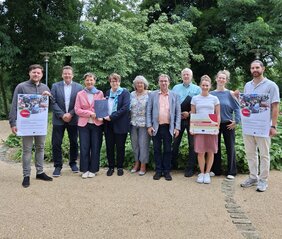 Die Projektbeteiligten (von links) bei der Übergabe des Förderbescheids: Sören Brose aus der Abteilung Natur- und Landschaftsschutz des Landkreises Gifhorn, Rolf-Dieter Schulze, Samtgemeindebürgermeister Wesendorf, Dr. Ulrike Witt, Landesbeauftragte für regionale Landesentwicklung Braunschweig, Kreisrätin und Umweltdezernentin Ute Spieler, Antje Präger, Leiterin des Fachbereichs Umwelt beim Landkreis Gifhorn, Dr. Franz-Josef Holzmüller, Leiter des Fachbereichs Bauwesen beim Landkreis Gifhorn, Klaus-Dieter Böse, Geschäftsführer des Landvolk-Kreisverbands Gifhorn-Wolfsburg, Annik Bechmann vom Regionalmanagement der Zukunftsregion SüdOstNiedersachsen, ihre ehemalige Kollegin und Mitinitiatorin Katja Theißen und Felix Plath vom Team Klimaschutzmanagement des Landkreises Gifhorn.