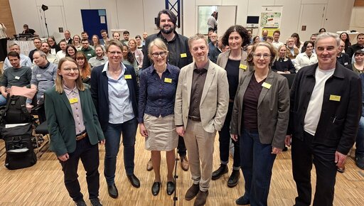 Bild mit vielen Personen vor dem Publikum