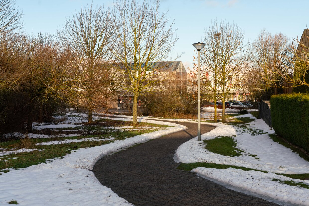 Auf dieser Gr&uuml;nfl&auml;che entsteht eine Versickerungsmulde mit Aufenthaltsangeboten f&uuml;r Anwohner*innen.