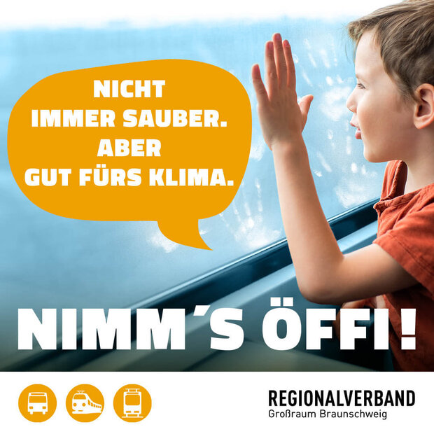 Ein Kind sitzt im Zug und schaut dabei aus dem Fenster. Es beschmiert die Fensterscheibe. Dazu der Text "Nicht immer sauber. Aber gut für's Klima."