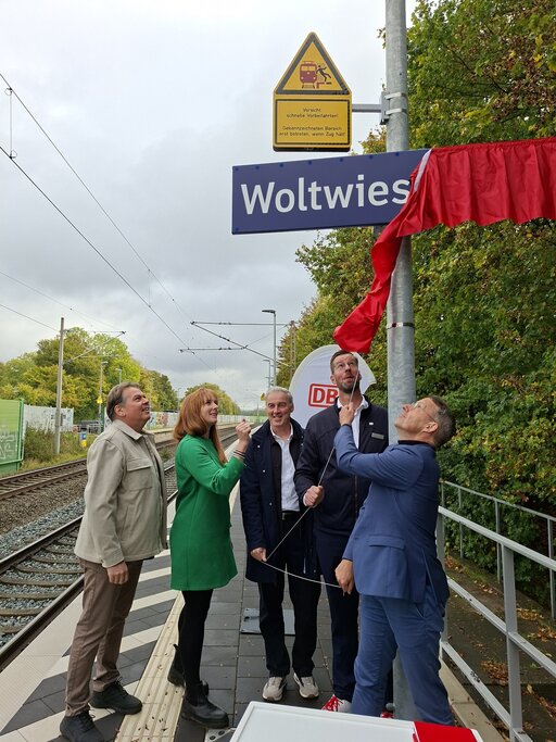 Neuer Bahnsteig, neues Haltestellenschild in Woltwiesche. Foto: Regionalverband
