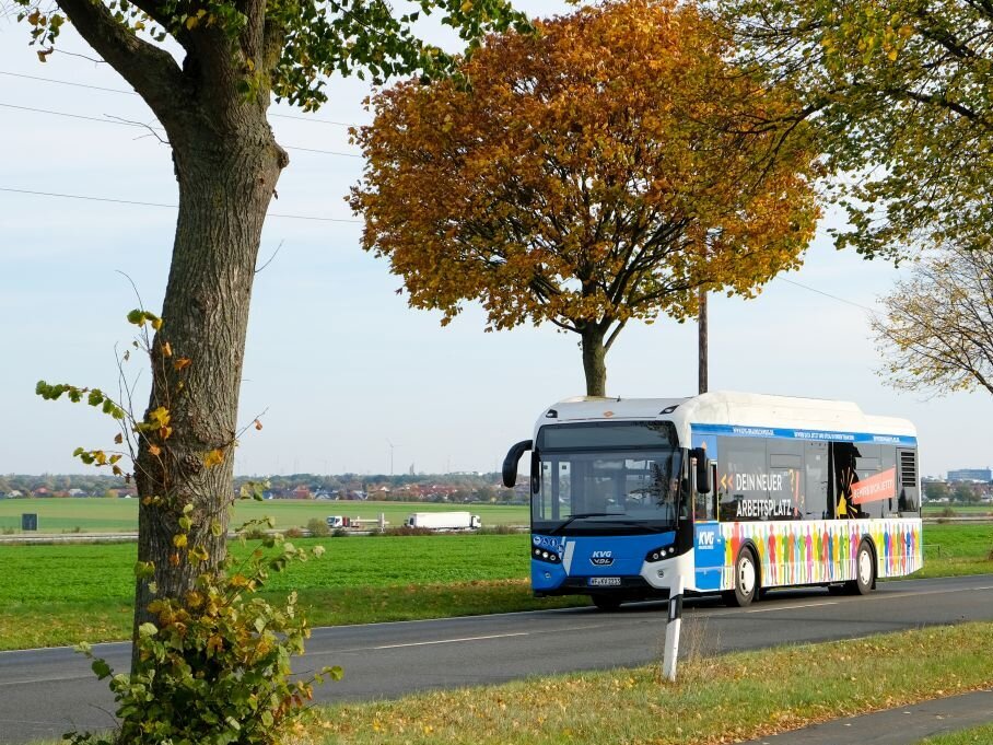 Ein Bus der KVG auf der Strecke