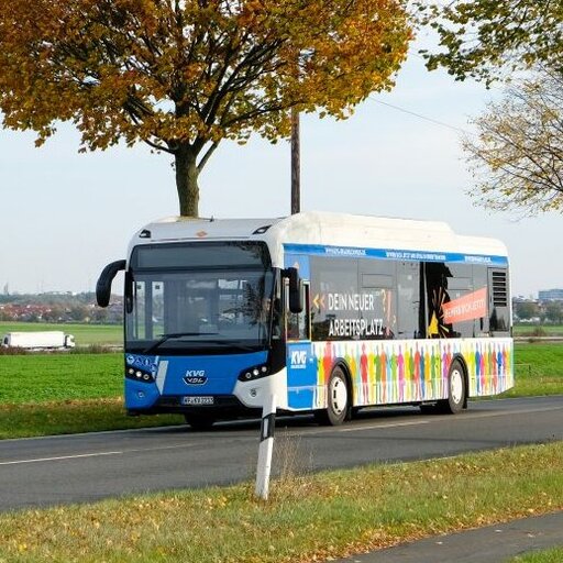 Ein Bus der KVG auf der Strecke