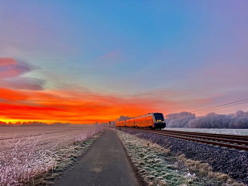 enno Zug im Sonnenuntergang mit Winterlandschaft