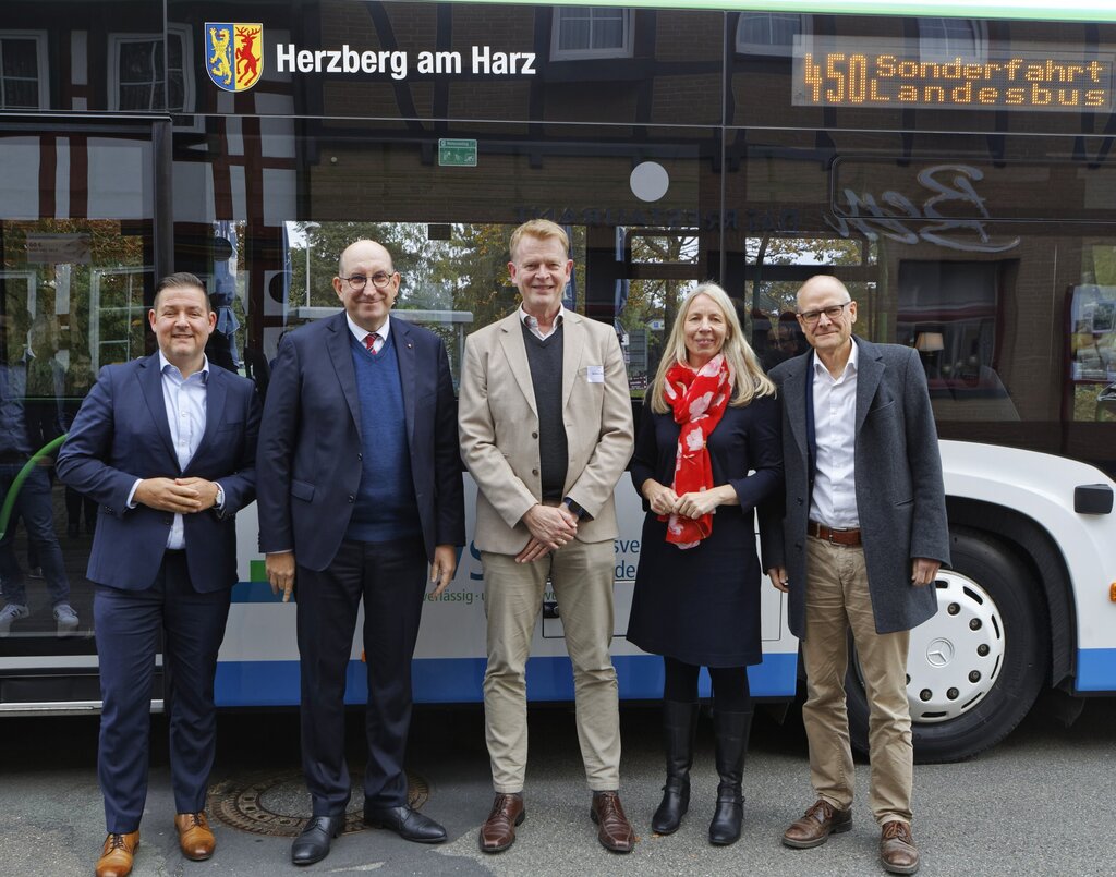 Erste Fahrt mit der neuen Landesbuslinie 